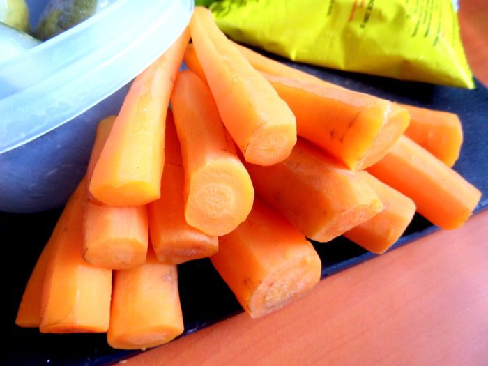 Салат с копченой курицей и фасолью