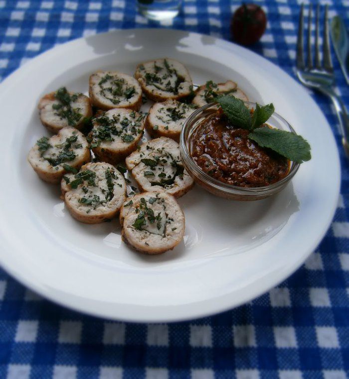 Куриный рулетик с мятой и томатно-мятным соусом