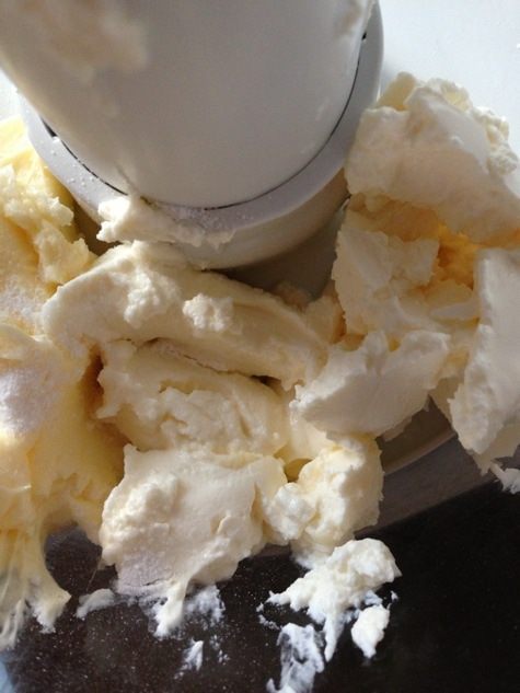 Пряный томатный пирог под нежной глазурью из сливочного сыра