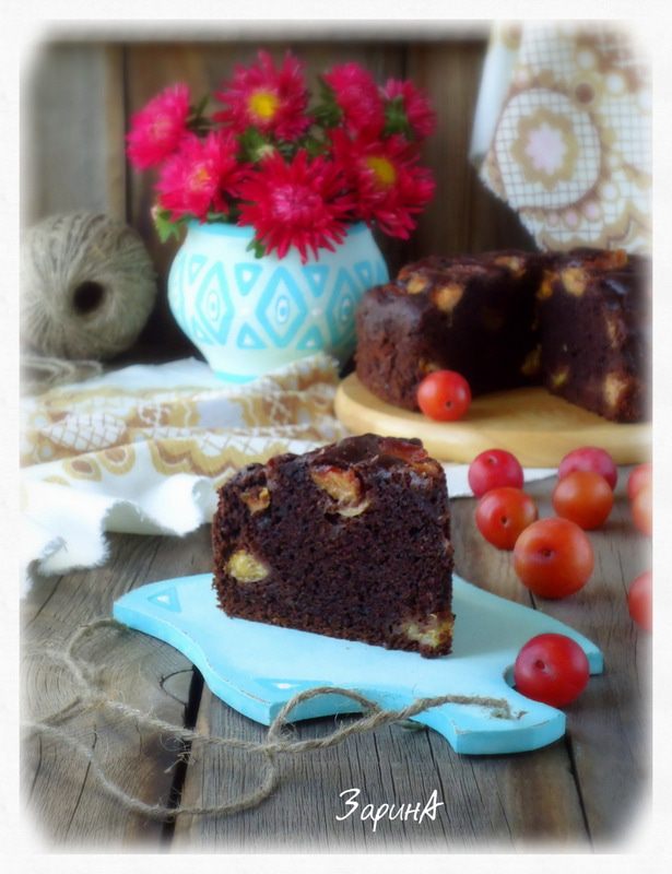 Шоколадный пирог со сливой