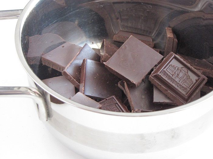 Шоколадная помадка с орехами