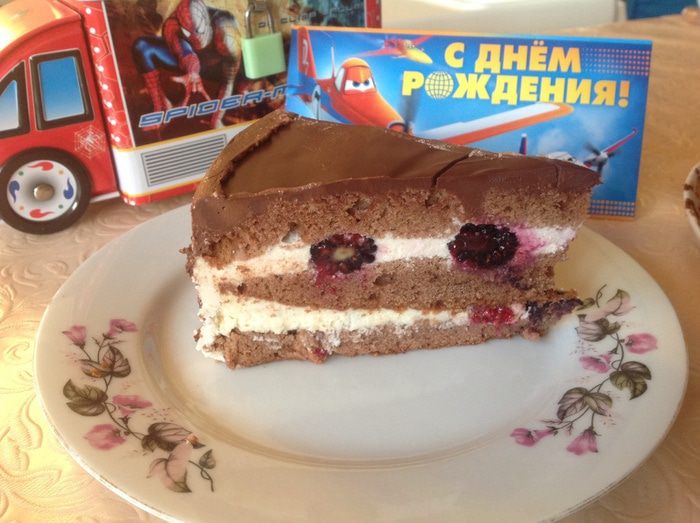 Шоколадный торт с ежевикой и малиной