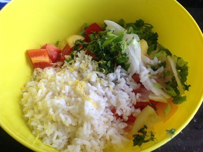 Летний рисовый салат с овощами