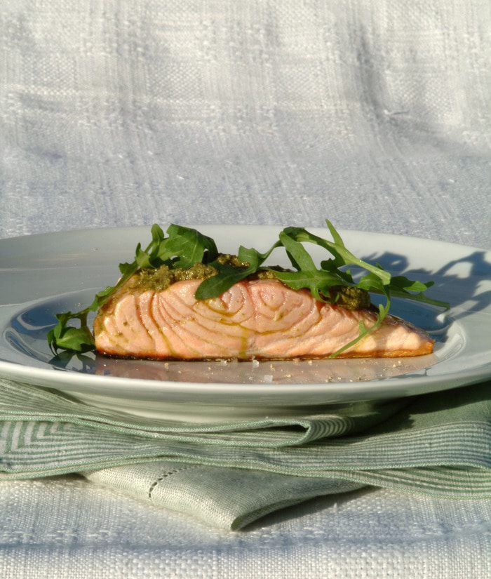 Жареное филе лосося под соусом песто с руколой