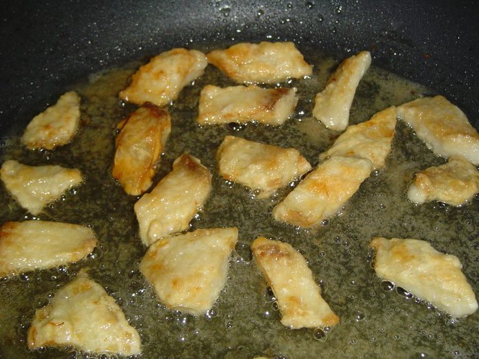 Рыба в горшочках, запеченная в омлете