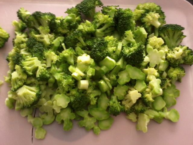 Салат из брокколи с миндалем и жареным луком 