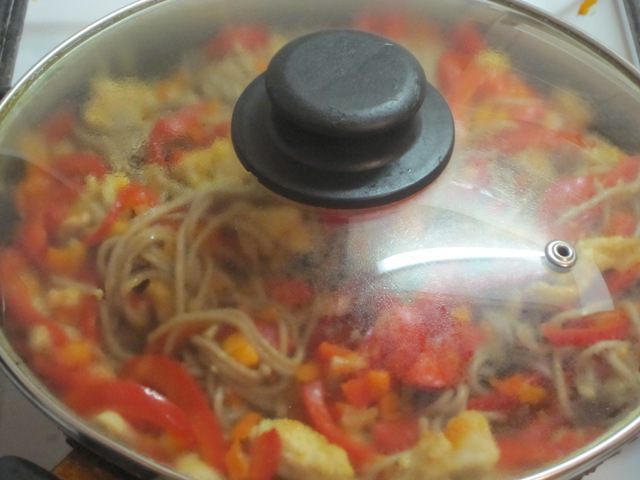 Соба с курицей и овощами