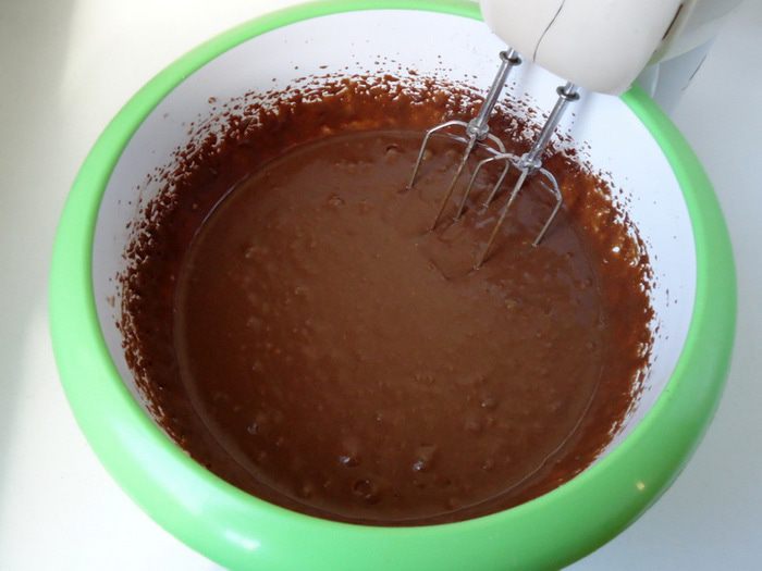 Шоколадный пирог со сливой