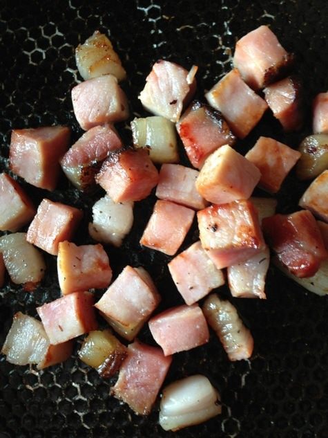 Салат с черешней, козьим сыром и беконом