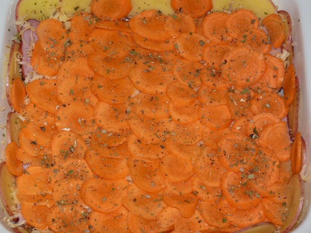 Овощная запеканка с ветчиной и розмарином