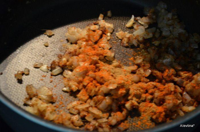 Фарш говяжий с зеленым горошком по-индийски