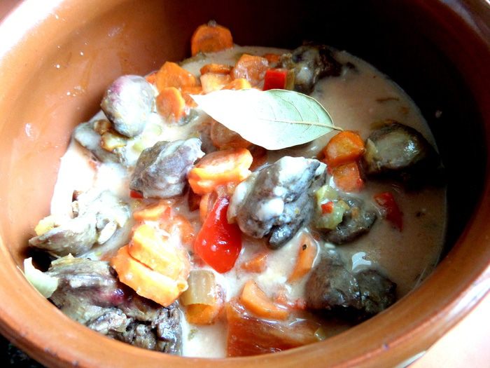 Печень в горшочке в сметанно-томатном соусе с овощами