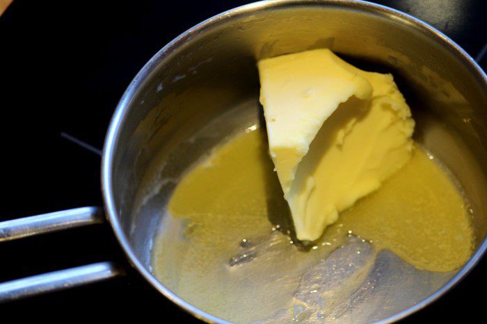Черная паста с грибами и соусом бешамель