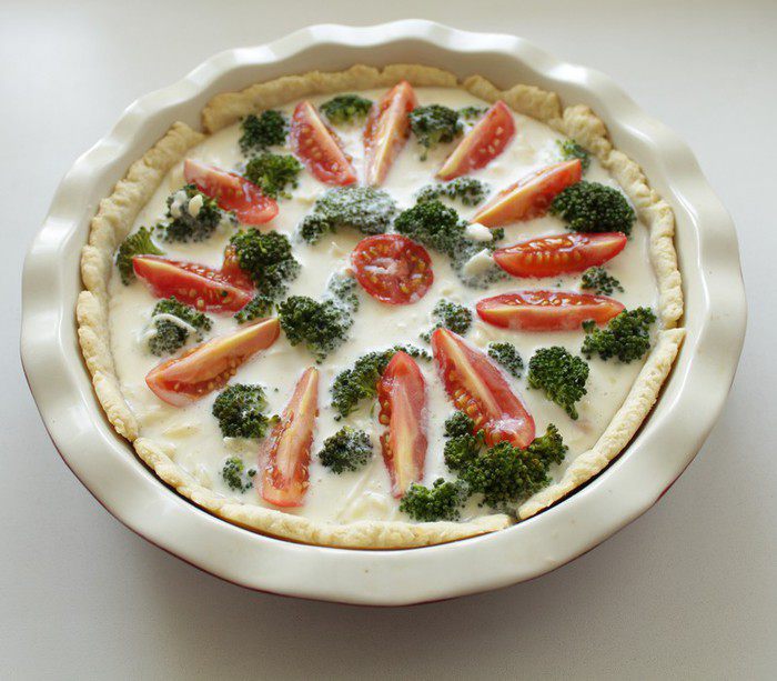 Киш с брокколи, ветчиной и помидорами