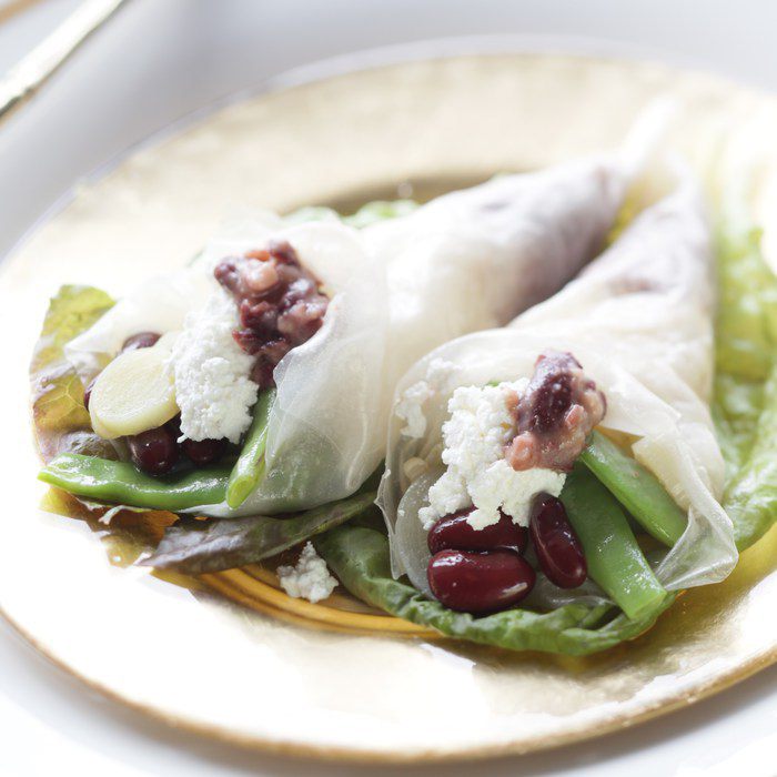 Творог с фасолью и пореем в рисовой бумаге