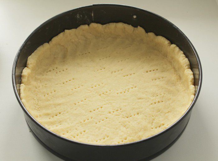 Пирог со сливами и миндальным кремом