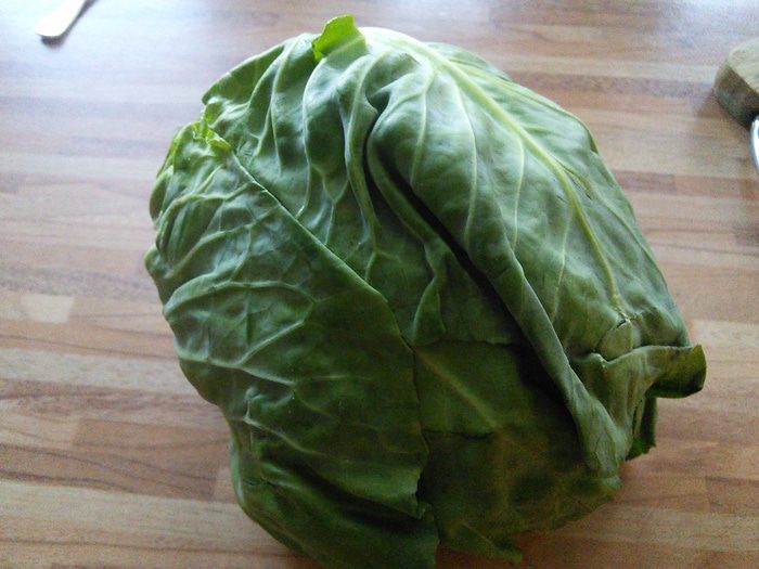 Суп с копчёными колбасками и зелёной капустой 