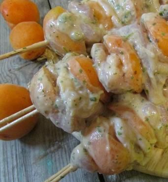 Шашлычки из курицы с абрикосами в арахисово-кокосовом маринаде