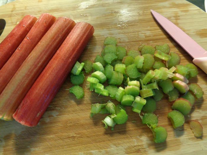 Шарлотка с ревенем, вяленой вишней и пряностями