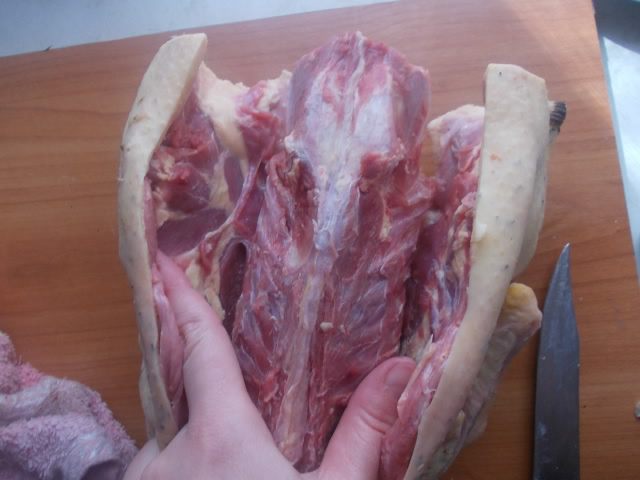 Рулет из утки с финиками и орехами