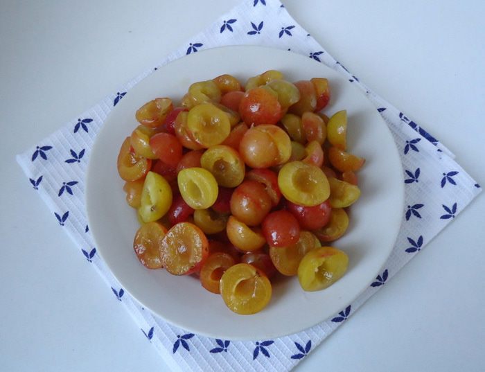 Шоколадный пирог со сливой