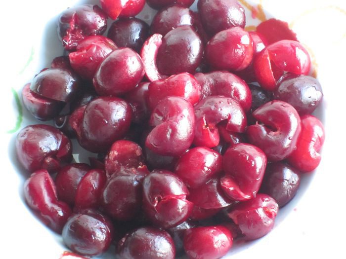 Шоколадный кекс с черешней