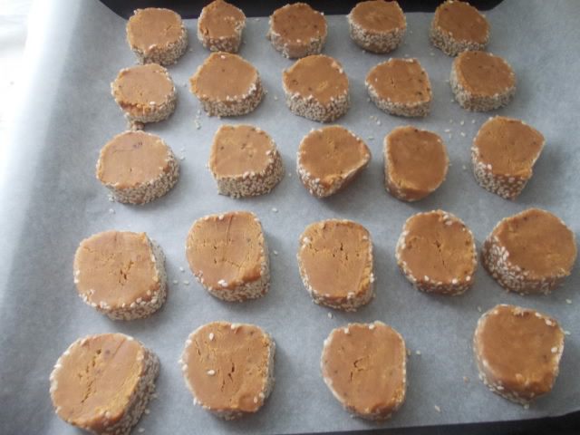 Карамельно-кофейное печенье в кунжуте