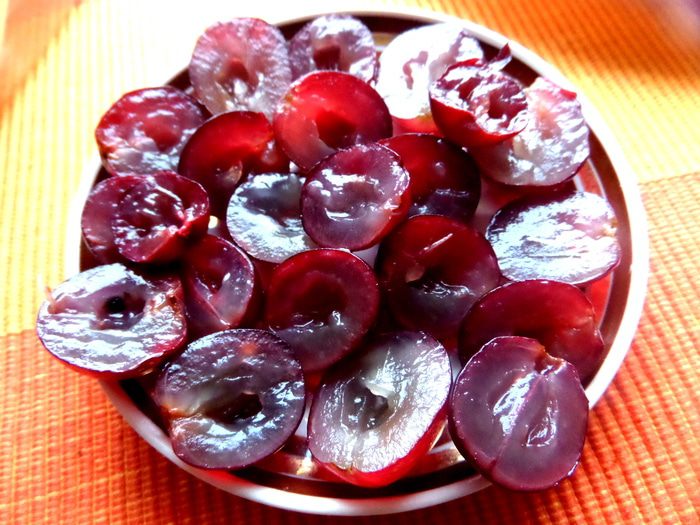 Шоколадные пирожные с фруктами