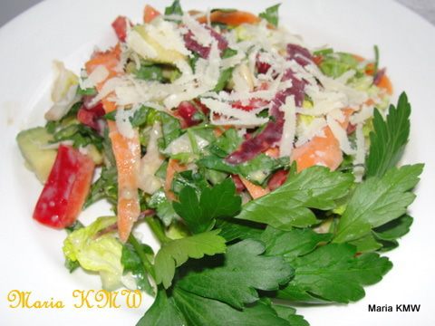 Салат с фиолетовой морковкой, зернышками граната и пармезаном