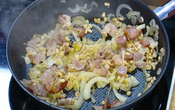 Паста с беконом, шпинатом и помидорами 