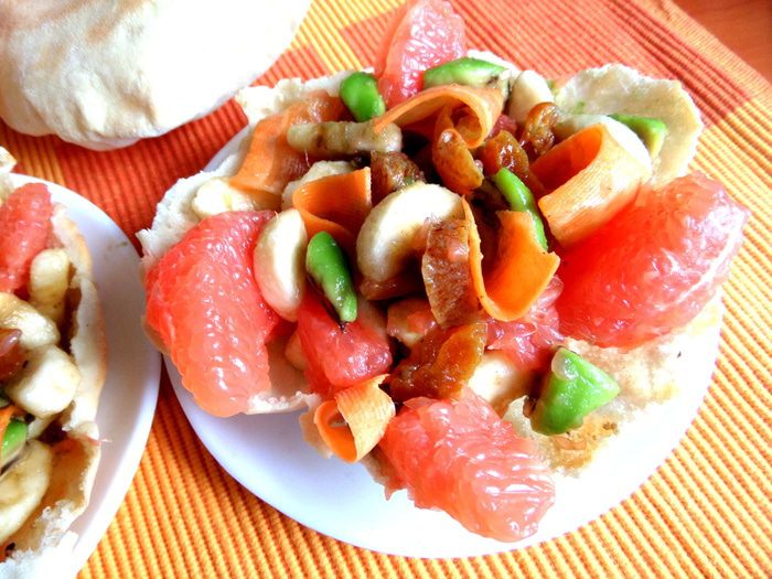 Фруктовый салат в съедобной тарелке