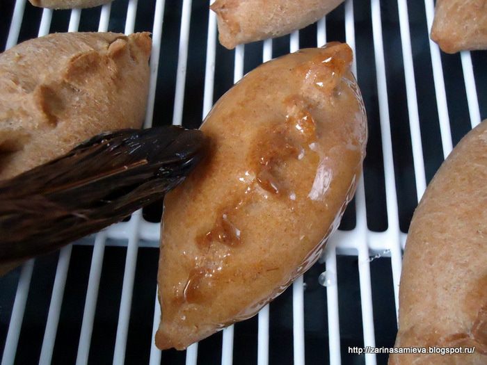 Глазированные пироги со щавелем