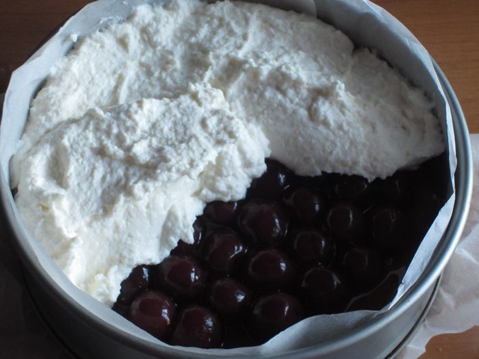 Торт с черешней и творожным муссом