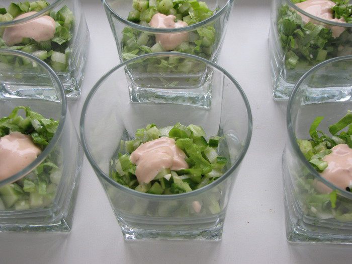 Салат-коктейль с креветками и ананасом