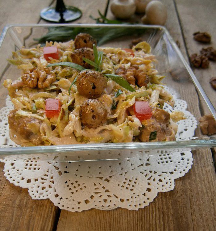 Овощной салат с заправкой из грецких орехов