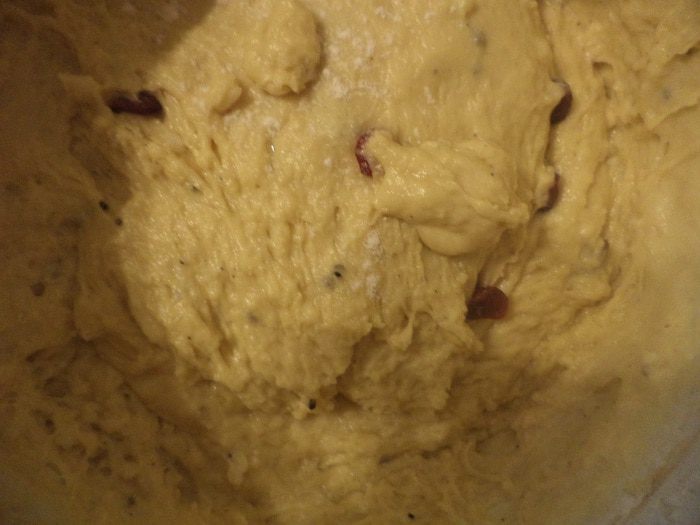 Заварной кулич с вяленой вишней