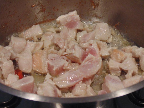 Cуп-пюре с курицей, овощами и пармезановыми гренками