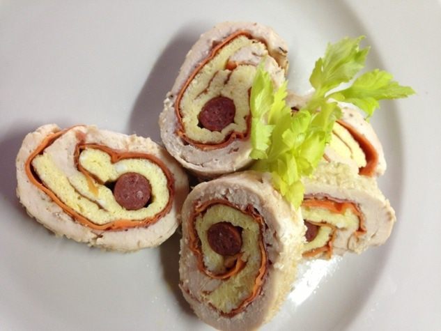 Куриный рулет с омлетом и охотничьими колбасками