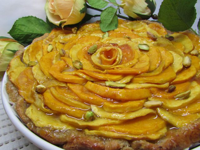 Пирог с карамелизированной тыквой, фисташками и марципаном
