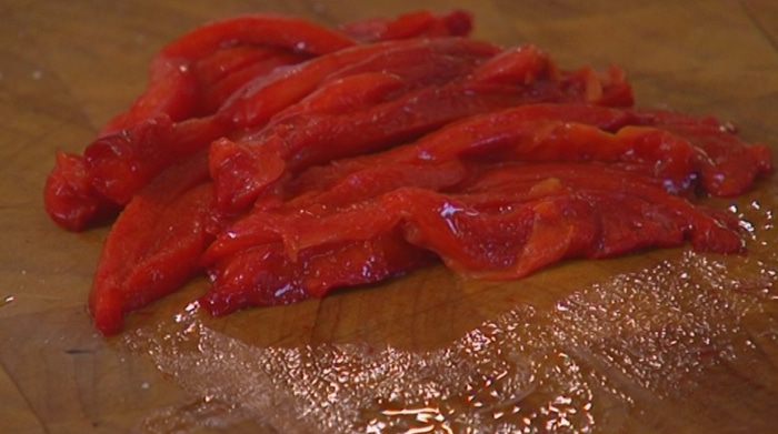 Теплый салат с курицей, макаронами и сладким перцем 