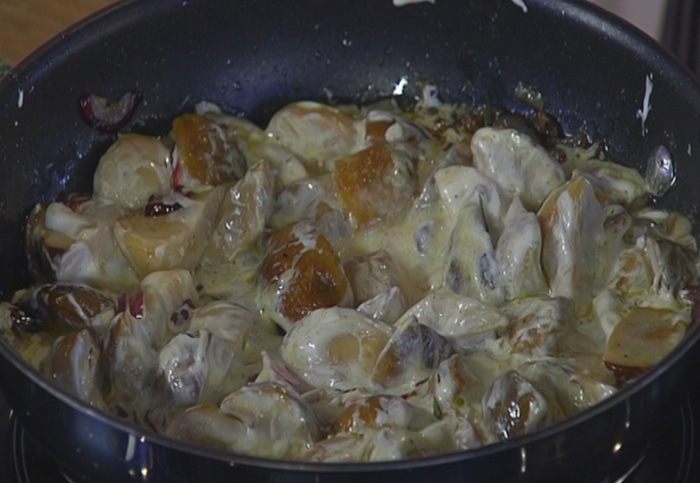 Брускетта с белыми грибами, чили и розмарином 