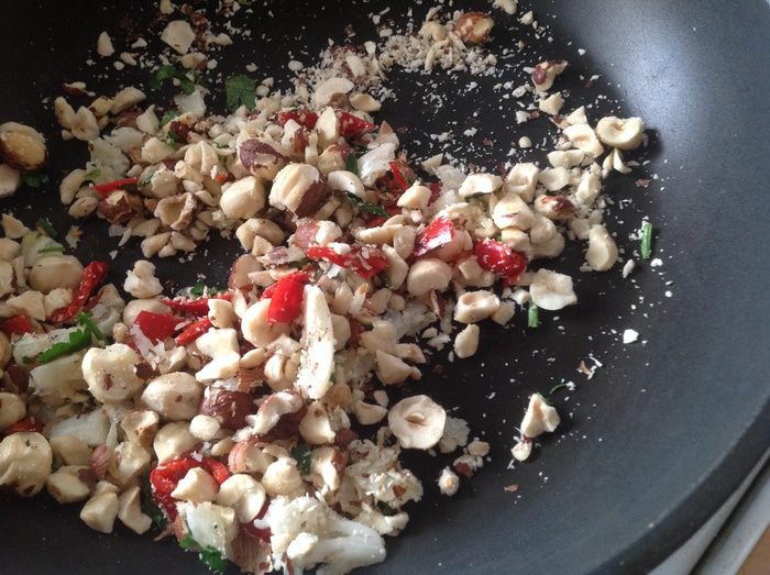 Каталонский салат с нутом, перцем и пикадой