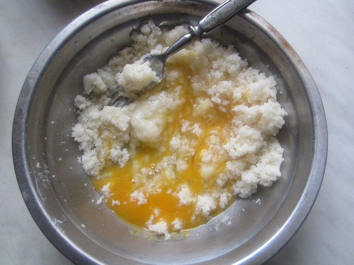 Пирог из миндального теста со сливами