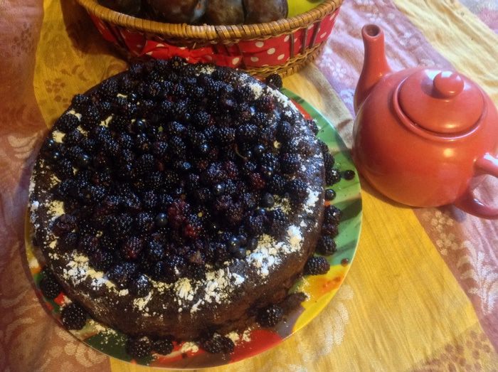 Кофейный кекс с черникой, ежевикой и кардамоном