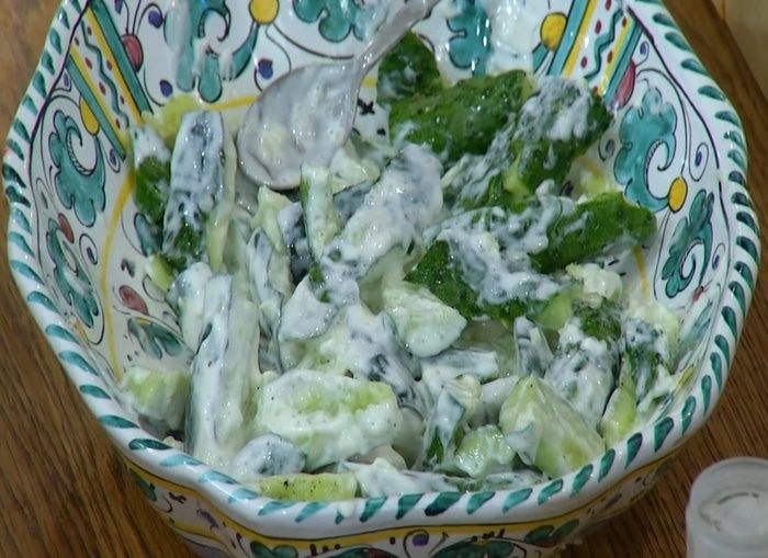 Салат из огурцов с ежевикой и фисташками 