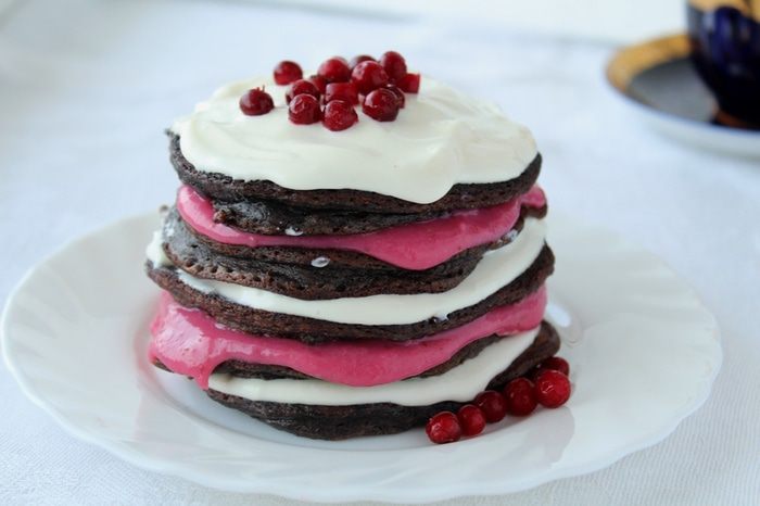 Мини-торт из черемуховых оладий с брусничным курдом