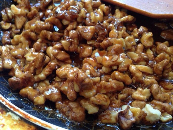 Сливовый пирог с ореховым крокантом