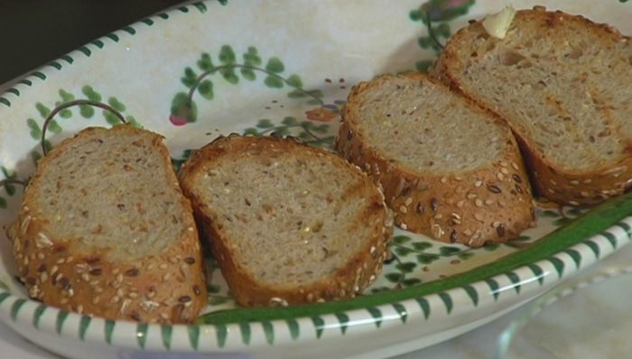 Брускетта с чечевицей, фетой и цукини 