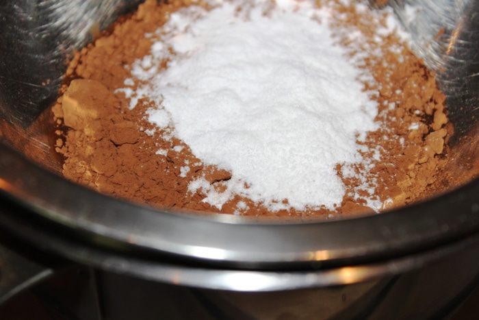 Шоколадно-ананасовый десерт с меренгами