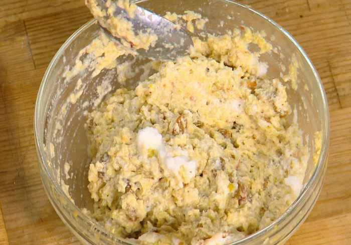 Яблочные оладушки с грецкими орехами и изюмом 